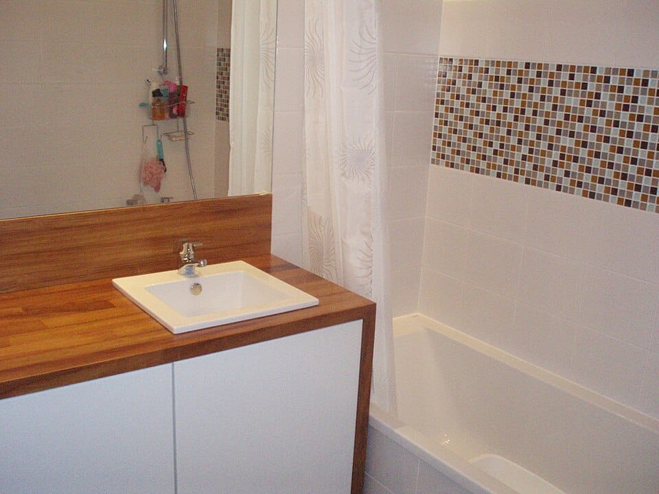 Układanie paneli podłogowych — jak to zrobić samemu bez błędów